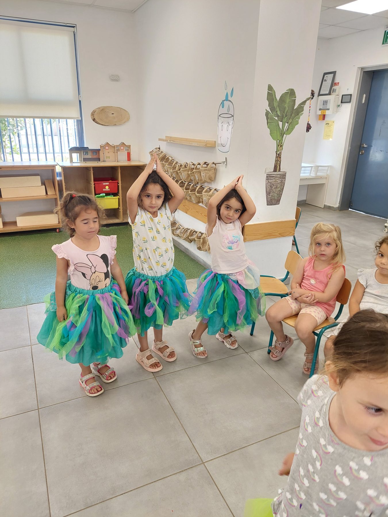 ילדות בתחפושות צבעוניות בהפעלה חווייתית