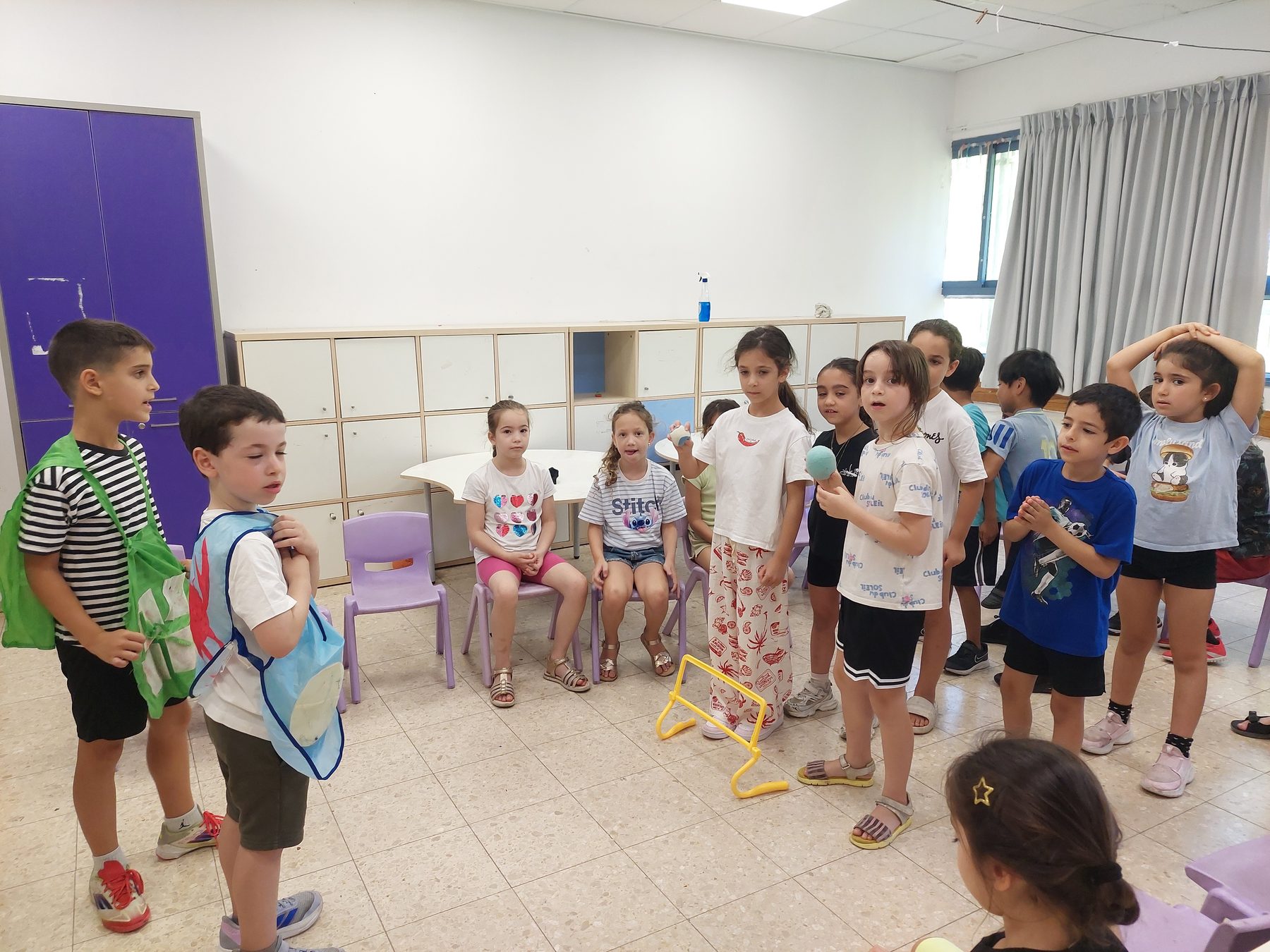 ילדים בתחפושות במעגל סיפור ותיאטרון