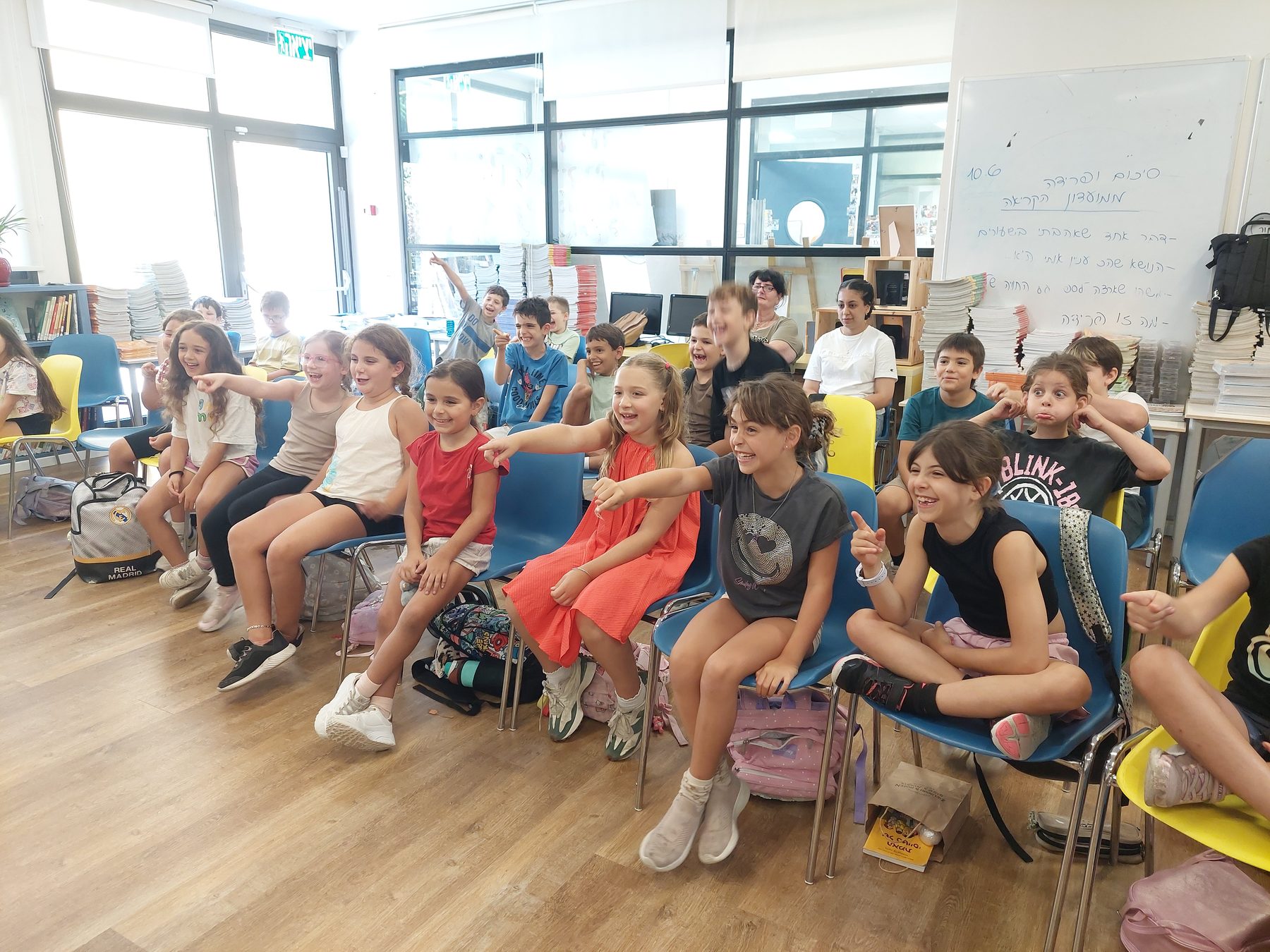 ילדים צוחקים ומשתתפים בהתלהבות בפעילות תיאטרון