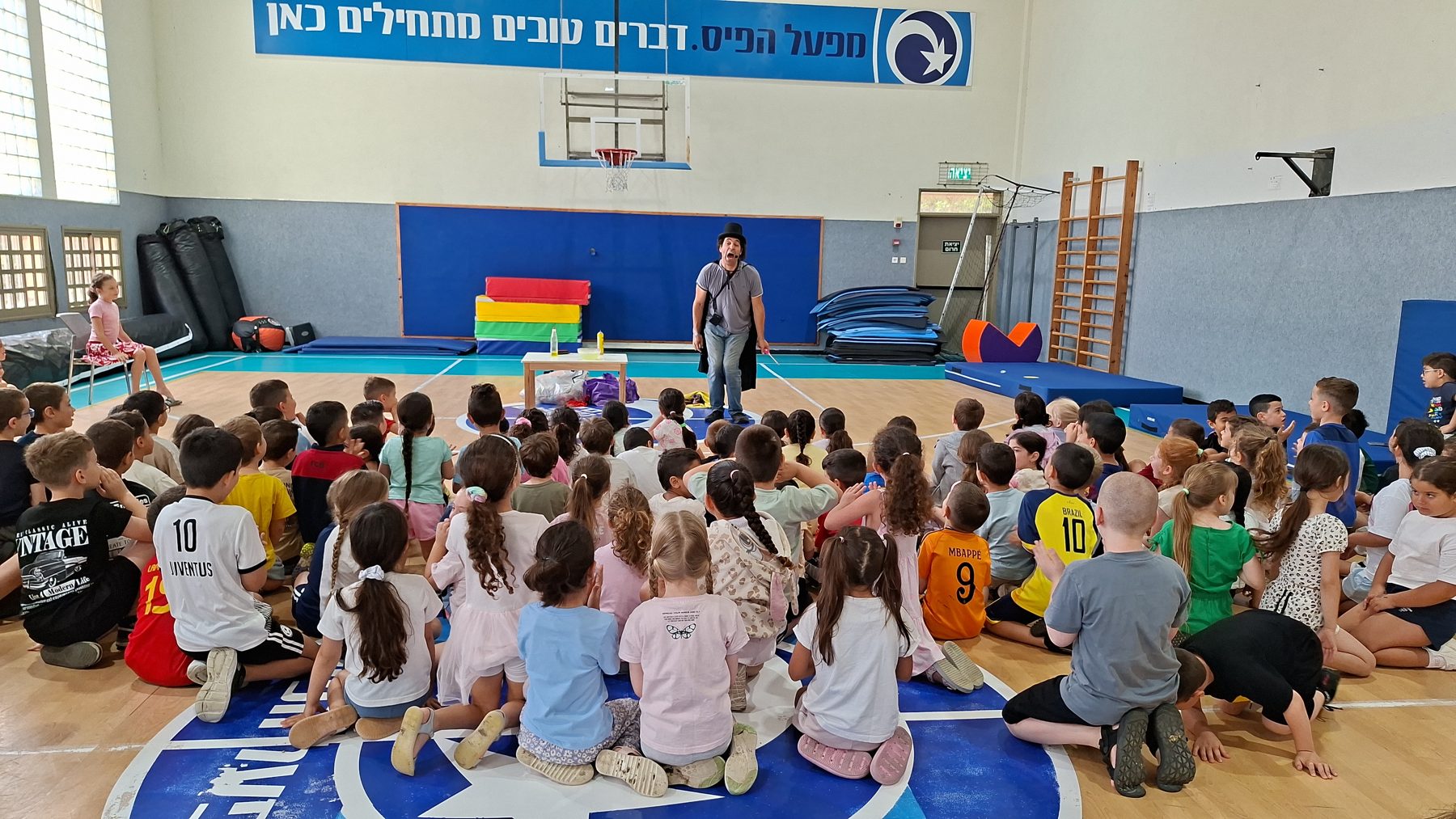 ינון בר שירה במופע קסמים מול קהל ילדים גדול באולם ספורט